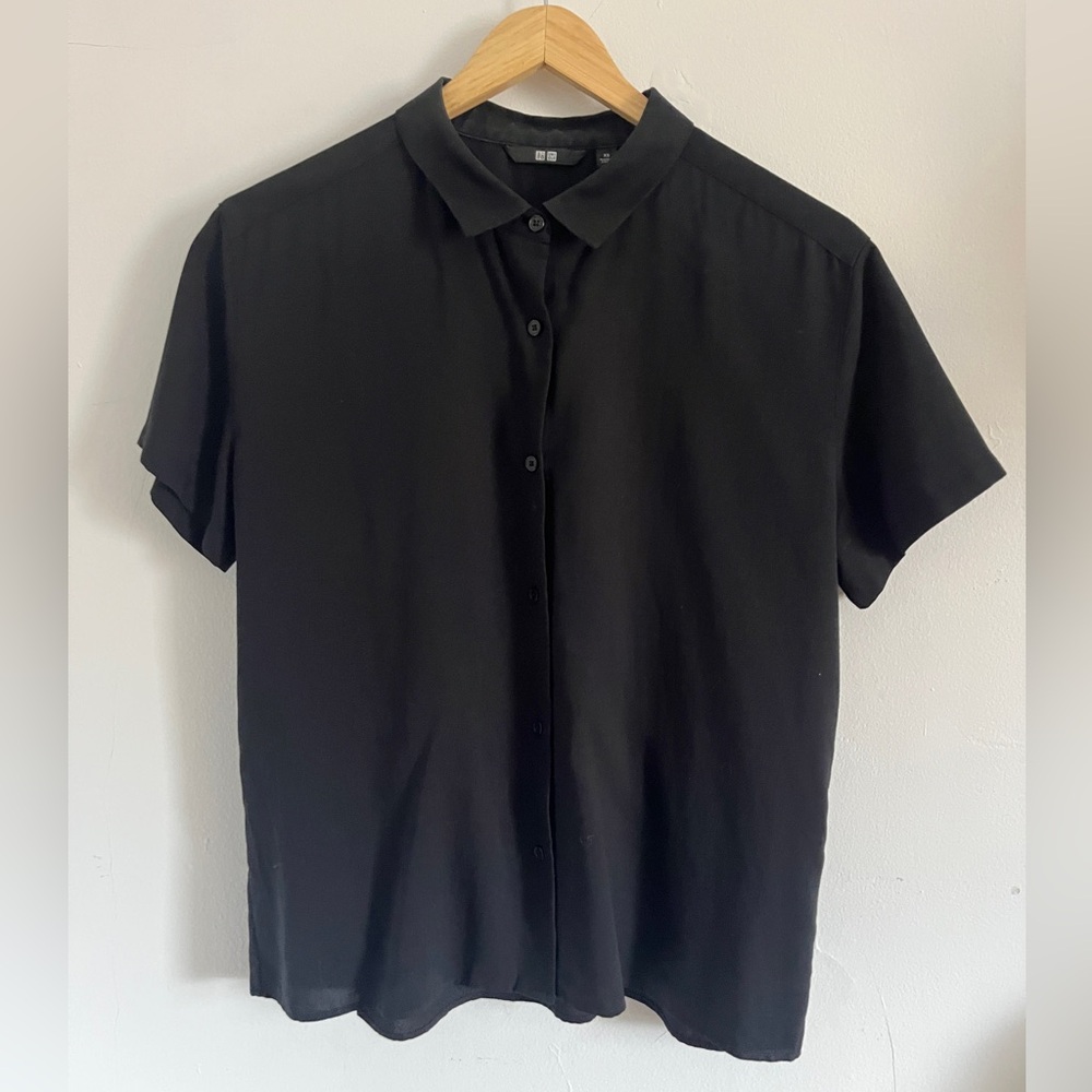Black Uniqlo shortsleeve button down shirt